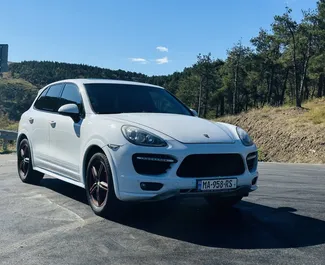 Benzin 4,8L Motor von Porsche Cayenne 2013 zur Miete in Tiflis.