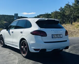 Vermietung Porsche Cayenne. Premium, Luxus, SUV Fahrzeug zur Miete in Georgien ✓ Kaution Einzahlung von 800 GEL ✓ Versicherungsoptionen KFZ-HV, TKV, Diebstahlschutz.