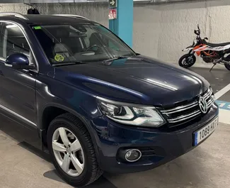 Frontansicht eines Mietwagens Volkswagen Tiguan in Barcelona, Spanien ✓ Auto Nr.10934. ✓ Automatisch TM ✓ 0 Bewertungen.