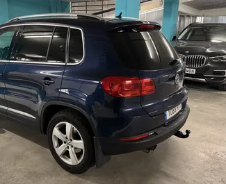 Frontansicht eines Mietwagens Volkswagen Tiguan in Valencia, Spanien ✓ Auto Nr.11034. ✓ Automatisch TM ✓ 0 Bewertungen.