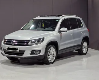 Frontansicht eines Mietwagens Volkswagen Tiguan in Durres, Albanien ✓ Auto Nr.11108. ✓ Automatisch TM ✓ 0 Bewertungen.