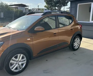 Frontansicht eines Mietwagens Dacia Sandero Stepway am Flughafen Antalya, Türkei ✓ Auto Nr.11110. ✓ Automatisch TM ✓ 0 Bewertungen.