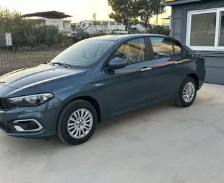 Frontansicht eines Mietwagens Fiat Egea am Flughafen Antalya, Türkei ✓ Auto Nr.11121. ✓ Schaltgetriebe TM ✓ 0 Bewertungen.