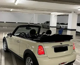 Mini Cooper Cabrio 2014 zur Miete verfügbar in Barcelona, mit Kilometerbegrenzung 250 km/Tag.