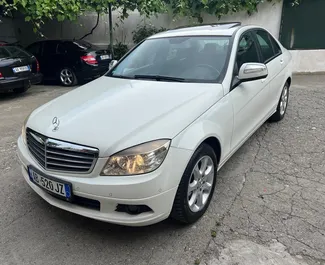 Frontansicht eines Mietwagens Mercedes-Benz C220 am Flughafen von Tirana, Albanien ✓ Auto Nr.11148. ✓ Automatisch TM ✓ 0 Bewertungen.