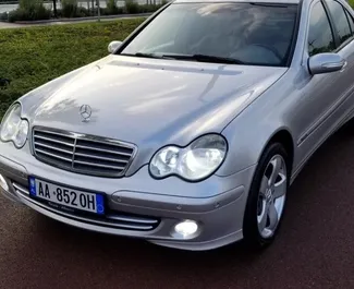 Frontansicht eines Mietwagens Mercedes-Benz C200 am Flughafen von Tirana, Albanien ✓ Auto Nr.11149. ✓ Automatisch TM ✓ 0 Bewertungen.