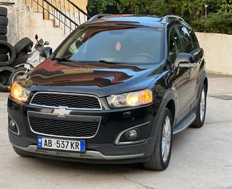 Frontansicht eines Mietwagens Chevrolet Captiva am Flughafen von Tirana, Albanien ✓ Auto Nr.11151. ✓ Automatisch TM ✓ 0 Bewertungen.