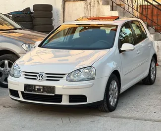 Frontansicht eines Mietwagens Volkswagen Golf 5 am Flughafen von Tirana, Albanien ✓ Auto Nr.11153. ✓ Automatisch TM ✓ 0 Bewertungen.