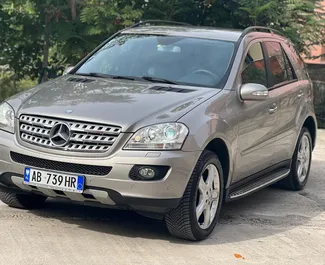 Frontansicht eines Mietwagens Mercedes-Benz ML320 am Flughafen von Tirana, Albanien ✓ Auto Nr.11158. ✓ Automatisch TM ✓ 0 Bewertungen.