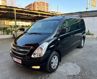 Frontansicht eines Mietwagens Hyundai Grand Starex am Flughafen von Tirana, Albanien ✓ Auto Nr.11159. ✓ Automatisch TM ✓ 0 Bewertungen.