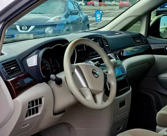 Innenraum von Nissan Quest zur Miete in Georgien. Ein großartiges 7-Sitzer Fahrzeug mit Automatisch Getriebe.