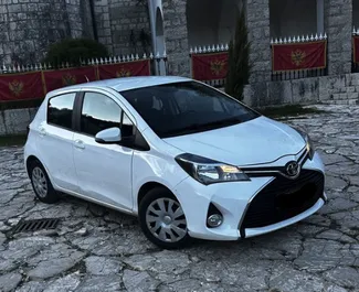 Frontansicht eines Mietwagens Toyota Yaris in Budva, Montenegro ✓ Auto Nr.11111. ✓ Automatisch TM ✓ 0 Bewertungen.