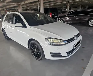 Frontansicht eines Mietwagens Volkswagen Golf 7 in Durres, Albanien ✓ Auto Nr.11107. ✓ Automatisch TM ✓ 0 Bewertungen.