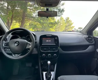 Innenraum von Renault Clio 4 zur Miete in Montenegro. Ein großartiges 5-Sitzer Fahrzeug mit Automatisch Getriebe.