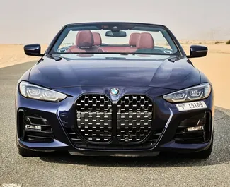 Frontansicht eines Mietwagens BMW 420i Cabrio in Dubai, VAE ✓ Auto Nr.8556. ✓ Automatisch TM ✓ 1 Bewertungen.