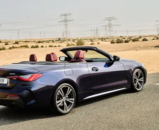 BMW 420i Cabrio 2023 zur Miete verfügbar in Dubai, mit Kilometerbegrenzung 250 km/Tag.