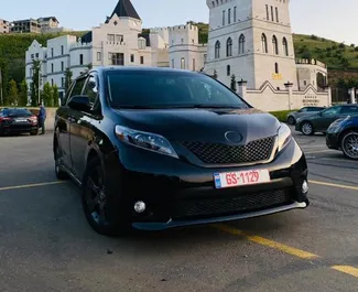 Frontansicht eines Mietwagens Toyota Sienna in Tiflis, Georgien ✓ Auto Nr.11165. ✓ Automatisch TM ✓ 0 Bewertungen.