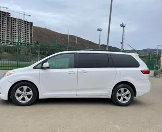 Benzin 3,5L Motor von Toyota Sienna 2015 zur Miete in Tiflis.