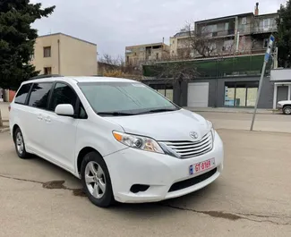 Frontansicht eines Mietwagens Toyota Sienna in Tiflis, Georgien ✓ Auto Nr.11163. ✓ Automatisch TM ✓ 0 Bewertungen.