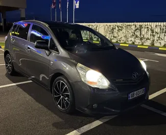 Frontansicht eines Mietwagens Toyota Verso in Durres, Albanien ✓ Auto Nr.11476. ✓ Schaltgetriebe TM ✓ 0 Bewertungen.