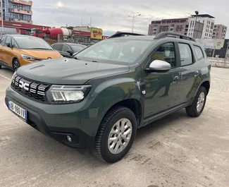 Frontansicht eines Mietwagens Dacia Duster am Flughafen von Tirana, Albanien ✓ Auto Nr.11505. ✓ Schaltgetriebe TM ✓ 0 Bewertungen.