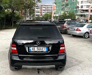 Frontansicht eines Mietwagens Mercedes-Benz ML350 in Tirana, Albanien ✓ Auto Nr.11393. ✓ Automatisch TM ✓ 0 Bewertungen.