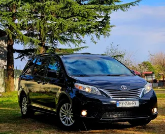 Frontansicht eines Mietwagens Toyota Sienna in Kutaisi, Georgien ✓ Auto Nr.9791. ✓ Automatisch TM ✓ 0 Bewertungen.