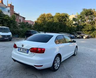 Frontansicht eines Mietwagens Volkswagen Jetta in Tirana, Albanien ✓ Auto Nr.11386. ✓ Automatisch TM ✓ 0 Bewertungen.