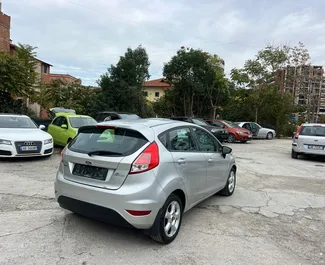 Frontansicht eines Mietwagens Ford Fiesta in Tirana, Albanien ✓ Auto Nr.11385. ✓ Automatisch TM ✓ 0 Bewertungen.