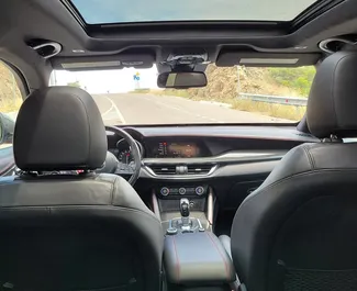 Innenraum von Alfa Romeo Stelvio Quadrifoglio zur Miete in Georgien. Ein großartiges 5-Sitzer Fahrzeug mit Automatisch Getriebe.