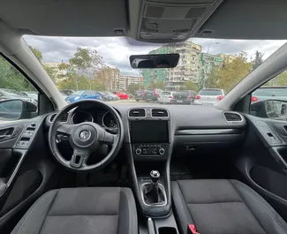 Frontansicht eines Mietwagens Volkswagen Golf 6 in Tirana, Albanien ✓ Auto Nr.11391. ✓ Schaltgetriebe TM ✓ 0 Bewertungen.