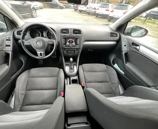 Frontansicht eines Mietwagens Volkswagen Golf 6 in Tirana, Albanien ✓ Auto Nr.11390. ✓ Automatisch TM ✓ 0 Bewertungen.