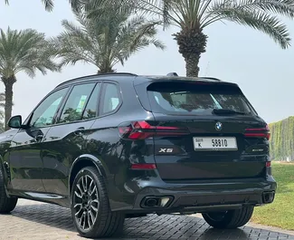 Vermietung BMW X5. Premium, Crossover Fahrzeug zur Miete in VAE ✓ Kaution Einzahlung von 2500 AED ✓ Versicherungsoptionen KFZ-HV, TKV.