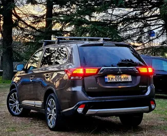 Vermietung Mitsubishi Outlander Xl. Komfort, Crossover Fahrzeug zur Miete in Georgien ✓ Kaution Keine Kaution ✓ Versicherungsoptionen KFZ-HV, Insassen, Diebstahlschutz, Junge.