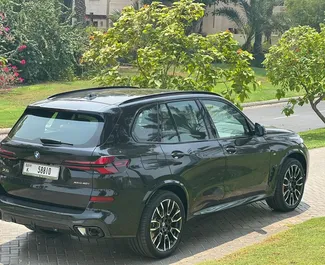 BMW X5 2024 zur Miete verfügbar am internationalen Flughafen von Dubai, mit Kilometerbegrenzung 200 km/Tag.