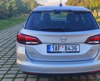 Vermietung Opel Astra. Wirtschaft, Komfort Fahrzeug zur Miete in der Tschechischen Republik ✓ Kaution Einzahlung von 400 EUR ✓ Versicherungsoptionen KFZ-HV.