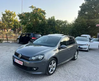 Frontansicht eines Mietwagens Volkswagen Golf 5 in Tirana, Albanien ✓ Auto Nr.11392. ✓ Automatisch TM ✓ 0 Bewertungen.