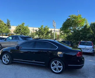 Frontansicht eines Mietwagens Volkswagen Passat in Tirana, Albanien ✓ Auto Nr.11396. ✓ Automatisch TM ✓ 0 Bewertungen.