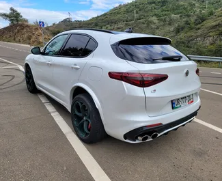 Benzin 2,9L Motor von Alfa Romeo Stelvio Quadrifoglio 2018 zur Miete in Tiflis.