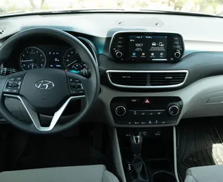 Vermietung Hyundai Tucson. Wirtschaft, Komfort, SUV, Crossover Fahrzeug zur Miete in VAE ✓ Kaution Einzahlung von 2000 AED ✓ Versicherungsoptionen KFZ-HV, VKV Plus.