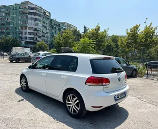 Frontansicht eines Mietwagens Volkswagen Golf 6 in Tirana, Albanien ✓ Auto Nr.11387. ✓ Automatisch TM ✓ 0 Bewertungen.