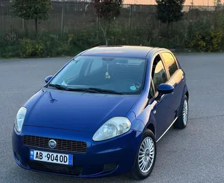 Frontansicht eines Mietwagens Fiat Punto in Durres, Albanien ✓ Auto Nr.11532. ✓ Schaltgetriebe TM ✓ 0 Bewertungen.