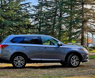 Mitsubishi Outlander Xl 2016 mit Antriebssystem Allradantrieb, verfügbar in Tiflis.