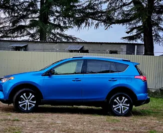 Innenraum von Toyota Rav4 zur Miete in Georgien. Ein großartiges 5-Sitzer Fahrzeug mit Automatisch Getriebe.