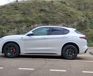 Innenraum von Alfa Romeo Stelvio Quadrifoglio zur Miete in Georgien. Ein großartiges 5-Sitzer Fahrzeug mit Automatisch Getriebe.