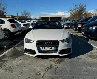 Frontansicht eines Mietwagens Audi A5 Cabrio am Flughafen von Tirana, Albanien ✓ Auto Nr.11586. ✓ Automatisch TM ✓ 0 Bewertungen.