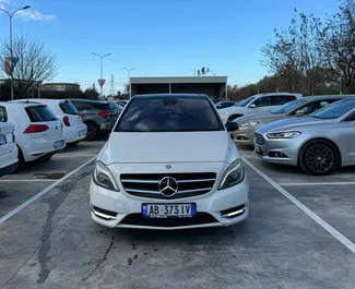 Frontansicht eines Mietwagens Mercedes-Benz B-Class am Flughafen von Tirana, Albanien ✓ Auto Nr.11588. ✓ Automatisch TM ✓ 0 Bewertungen.