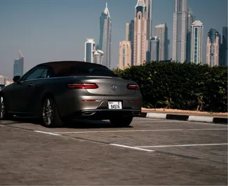 Benzin 2,0L Motor von Mercedes-Benz E-Class Cabrio 2020 zur Miete in Dubai.