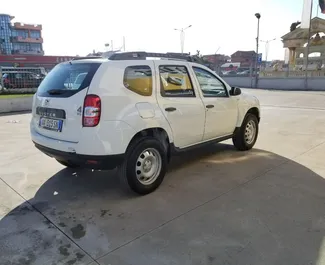 Frontansicht eines Mietwagens Dacia Duster am Flughafen von Tirana, Albanien ✓ Auto Nr.11492. ✓ Schaltgetriebe TM ✓ 0 Bewertungen.