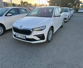 Frontansicht eines Mietwagens Skoda Scala am Flughafen von Tirana, Albanien ✓ Auto Nr.11518. ✓ Schaltgetriebe TM ✓ 0 Bewertungen.